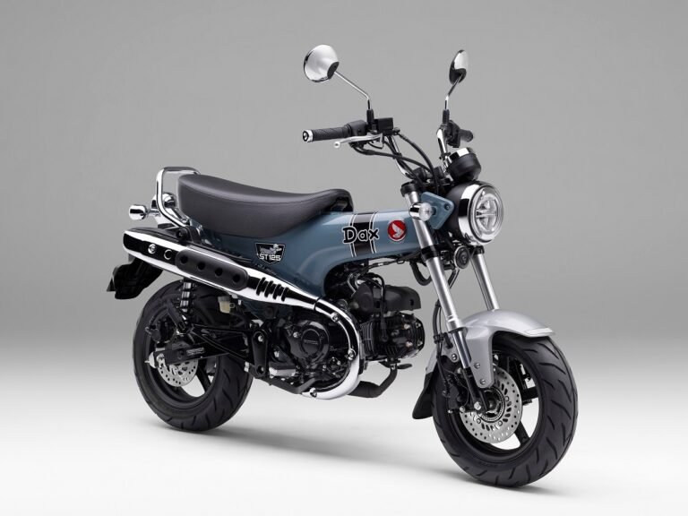 Motor Ikonik Honda ST125 Dax Tampil Makin Unik dan Beda  PT Astra Honda Motor (AHM) menghadirkan penyegaran untuk salah satu model ikonik, yakni Honda ST125 Dax. Sepeda motor berkesan klasik, simpel dan berbekal teknologi modern ini ditawarkan dengan warna baru yang semakin terlihat unik dan berbeda.   Honda ST125 Dax dengan warna terbaru Pearl Glittering Blue hadir mendampingi model berwarna Pearl Cadet Gray yang masih dipertahankan. Honda ST125 Dax tetap menghadirkan sensasi berkendara yang santai dan menyenangkan, sesuai konsep yang selama ini diembannya.   Sepeda motor ikonik yang diluncurkan global sejak 1969 ini pun siap kembali mencuri perhatian para pecinta motor di Indonesia yang ingin tampil gaya dan melengkapi hobi berkendaranya.   Melalui konsep produk iconic leisure bike, Honda ST125 Dax mengusung tampilan khas dari generasi pertama yang menggunakan rangka T-shape. Bekal mesin 4 percepatan SOHC 125cc yang kuat dan lincah, membuat sepeda motor ini nyaman untuk dipakai berkendara di perkotaan maupun berkendara santai di waktu luang.   Direktur Marketing AHM Octavianus Dwi mengatakan berkembangnya pecinta sepeda motor yang menjadikan berkendara sebagai bagian dari gaya hidup akan semakin lengkap ditemani Honda ST125 Dax. Model ini mampu memberikan kebanggaan dalam mengekspresikan penampilan pengendara yang berani tampil unik dan berbeda.    “Gaya hidup pengendara motor saat ini semakin beragam. Kami ingin dapat terus melakukan inovasi dalam menghadirkan beragam sepeda motor di berbagai segmen. Warna baru Honda ST125 Dax tentu menjadi pilihan bagi pengendara yang menginginkan sepeda motor berdesain tak lekang oleh waktu sebagai bagian cara mereka mengekspresikan diri,” ujar Octa.    Desain Nostalgia  Nostalgia desain dari Honda ST125 Dax hadir melalui rangka T-shape yang memberikan kesan unik pada sepeda motor ini. Rangka yang ikonik ini juga menjadi tempat penampungan bahan bakar yang membuat sepeda motor terlihat simpel.   Tampilan retro dari Honda ST125 Dax didukung dengan setang berwarna krom yang diposisikan tinggi untuk kenyamanan berkendara, serta knalpot yang berbentuk ikonik dengan pelindung yang berwarna krom.   Pada bagian tengah rangka, tersemat aksen garis hitam dengan tulisan Dax yang khas, disamping tulisan tersebut terdapat logo wing Honda klasik yang menjadi warisan identitas spesial dari sepeda motor Honda. Logo ST125 hadir dengan sentuhan kartun dari anjing Dachsund yang membuat motor ini semakin unik.   Kendati sangat tampak sangat klasik, sisi modern ditunjang oleh sisi pencahayaan. Honda ST125 Dax memiliki desain lampu bulat ikonik yang telah didukung pencahayaan LED yang terdapat pada lampu depan, belakang, dan sein. Hal ini memberikan kesan modern dan pencahayaan yang baik.   Panel meter digital dengan negatif display memberikan kesan simple namun tetap informatif. Jok dengan ketinggian 778mm dari permukaan tanah dan ruang yang lebih panjang, membuat sepeda motor ini dapat digunakan untuk berboncengan. Disematkannya besi pegangan belakang menambah kenyamanan dan keamanan saat berkendara secara tandem.    Mesin SOHC 125cc 4 percepatan yang kuat dan lincah, sangat mendukung dalam berkendara di area perkotaan dan aktivitas berkendara yang santai. Jantung pacu ini memiliki pendingin udara dengan diameter dan panjang langkah (bore X stroke) 50 x 63,1 mm dan perbandingan kompresi 10:1.   Ditunjang teknologi PGM-FI, Honda ST125 Dax menghasilkan tenaga maksimal 6,6 kW @7.000 rpm dan torsi maksimal sebesar 10,4Nm @5.000 rpm. Dioperasikan dengan kopling sentrifugal yang membuat sepeda motor ini semakin mudah dan menyenangkan untuk dikendarai.   Suspensi depan inverted telescopic dan suspensi belakang ganda terpasang pada bagian belakang frame, sehingga memberikan kenyamanan berkendara di area perkotaan maupun berkendara secara santai. Pada bagian pengereman, sepeda motor ini memiliki rem cakram berdiamater 220 mm (depan) dan 190mm (belakang). Jarak sumbu rodanya 1198 mm, dan bobotnya ringan hanya 107 kg.   Honda ST125 Dax menggunakan ABS satu channel pada sistem pengereman dengan Inertial Measurement Unit (IMU) untuk mencegah ban belakang terangkat saat pengereman mendadak. Ban berdiameter 12 inci yang tersemat pada model ini memberikan kesan tangguh dan bergaya, serta menghadirkan traksi yang baik saat berkendara di jalan. Ban berukuran 120/70 di depan dan 130/70 di belakang.  Honda ST125 Dax hadir dengan dua varian warna yaitu Pearl Glittering Blue dan Pearl Cadet Gray. Keduanya dipasarkan dengan harga OTR (On The Road) wialyah Batam Rp 73.632.000 sedangkan untuk di wilayah Tanjung Pinang dan Tanjung Balaikarimun Rp 80.472.000.  Batam 02 November 2024 Public Relation PT Capella Dinamik Nusantara – KEPRI I/XI/MMXXIV
