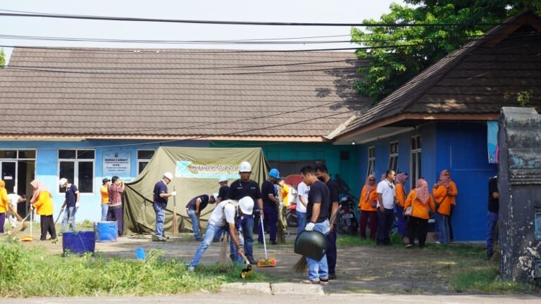 PT Krakatau Bandar Samudera Beri Bantuan Peralatan Tanggap Darurat untuk Kelurahan Tegalratu