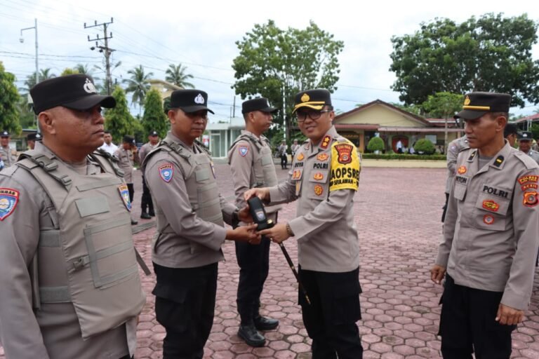 Jelang Pilkada, Kapolres Aceh Timur Serahkan Kaporlap Kepada Bhabinkamtibmas