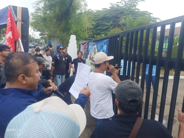 Massa KOLEBAT Seruduk UPTD PJJ Serang – Cilegon Dinas PUPR dan Dindik Banten