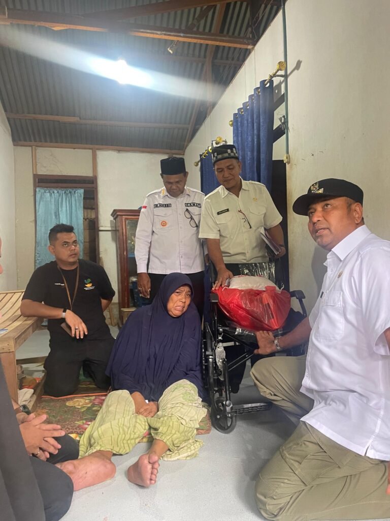 Pj Bupati Amrullah Bantu 25 Kursi Roda