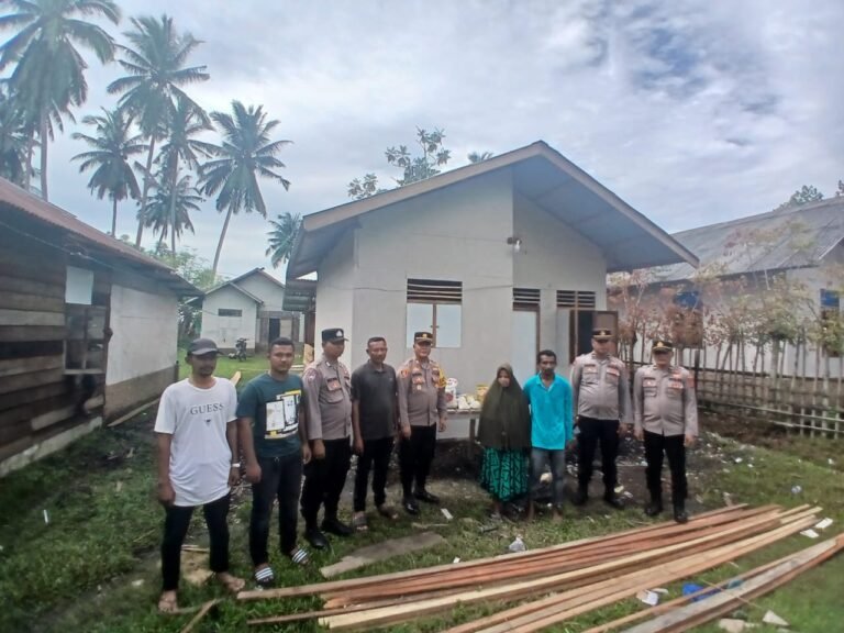 Jumat Berkah, Kapolsek Peureulak Serahkan Bantuan kepada Korban Kebakaran di Paya Lipah