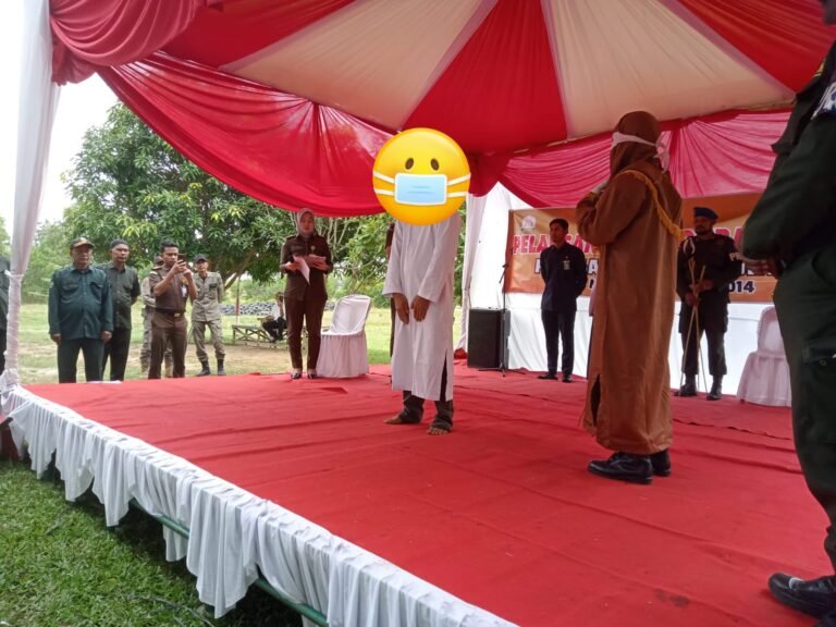 Empat Terpidana judi Online Di Aceh Timur Dicambuk