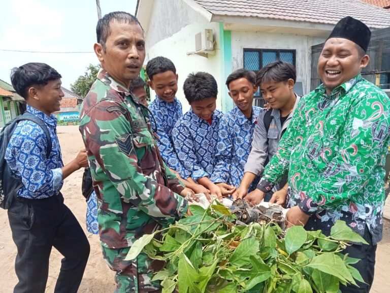Koramil 2301/Cilegon Bagikan Ratusan Bibit Pohon Sukun di Wilayah Cilegon dan Cibeber