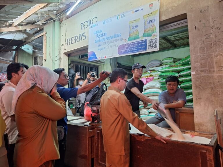 Tinjau Pasar Kranggot, Pjs Wali Kota Cilegon Pastikan Stok dan Harga Bahan Pokok Stabil