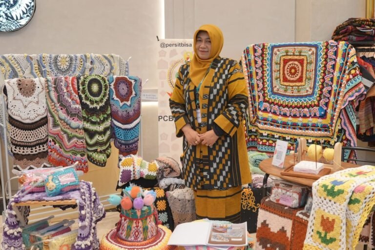 Persit PCBS Pusterad Tampilkan Kreasi Rajut Untuk Program Persit Bisa.