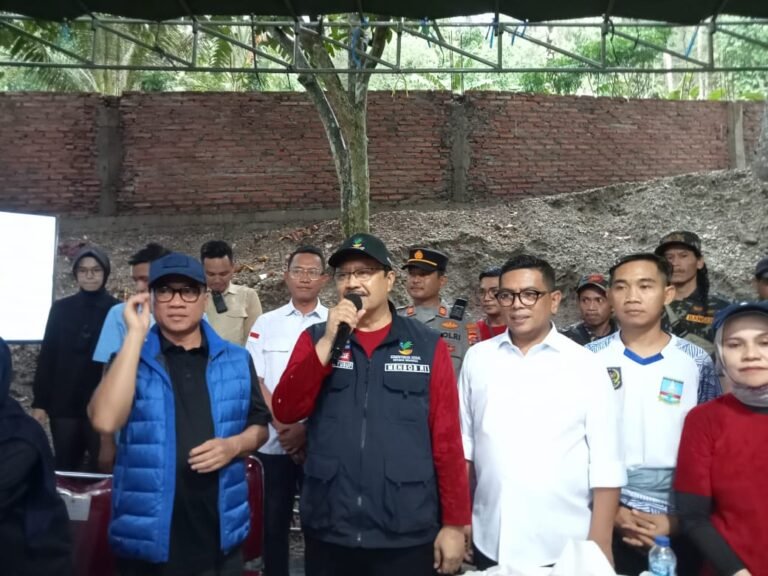 Sejarah Baru di Saung Ilir: Warga Sambut Bahagia Kunjungan Perdana Menteri Sosial