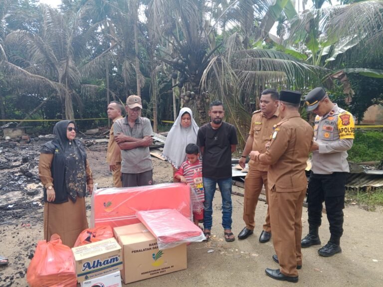 Dinsos Aceh Timur salurkan bantuan masa panik kepada korban kebakaran Di Paya Demam Sa.