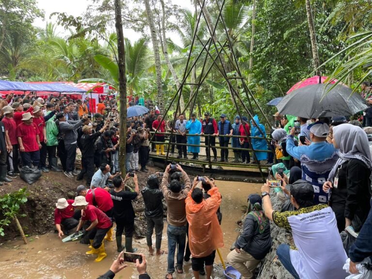 Semangat di Tengah Hujan: Kehangatan Warga Mancak Sambut Menteri Yandri dan Bupati Terpilih Ratu Rachmatu di Kick Off HKSN 2024