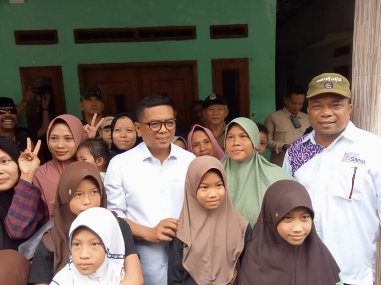 Gubernur Terpilih Andra Soni Disambut Antusias Warga saat Kunjungan ke Taman Firdaus Mancak