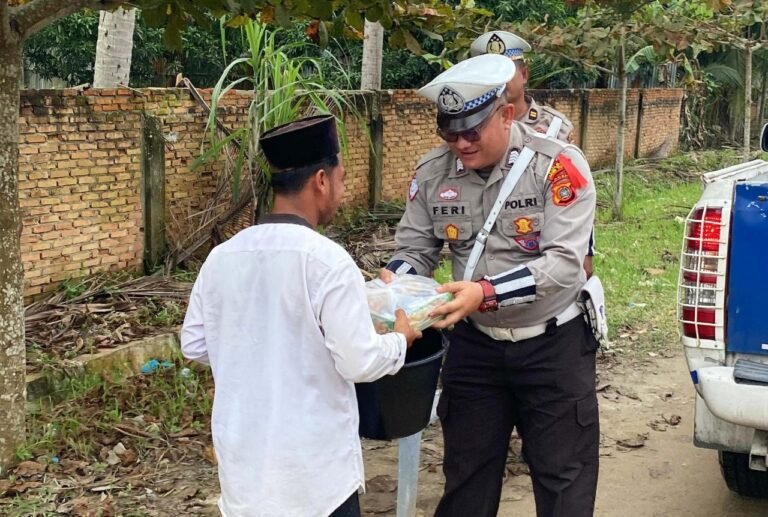 Jumat Berkah, Satlantas Polres Aceh Timur Membagikan Nasi Kotak Kepada Pengguna Jalan