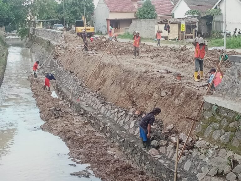 Perbaikan Tembok Penahan Tanah di Kalitimbang, Cilegon, Mulai Dilakukan: Warga Tanyakan Kejelasan Anggaran