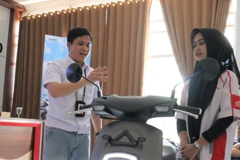 Dukung Generasi Cerdas di SMK, AHM Edukasi Teknologi Sepeda Motor Listrik   