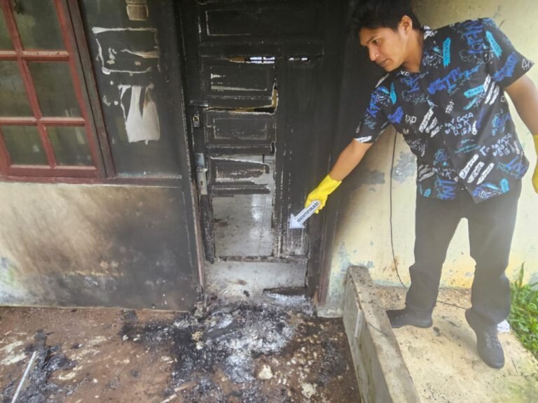 Polres Aceh Timur Selidiki Penyebab Terbakarnya Pintu Kantor Geuchik Keude Blang