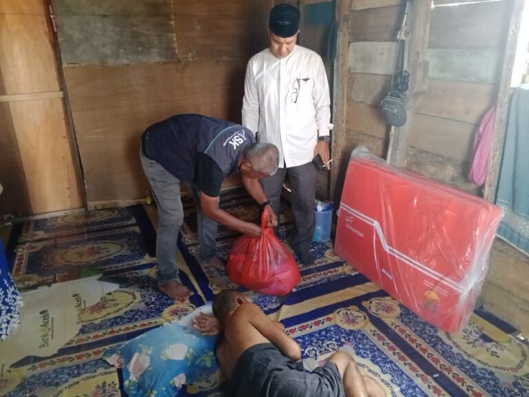 PLT Dinas Sosial Aceh Timur Kunjungi Warga Yang Sakit Didesa Gampong Jawa