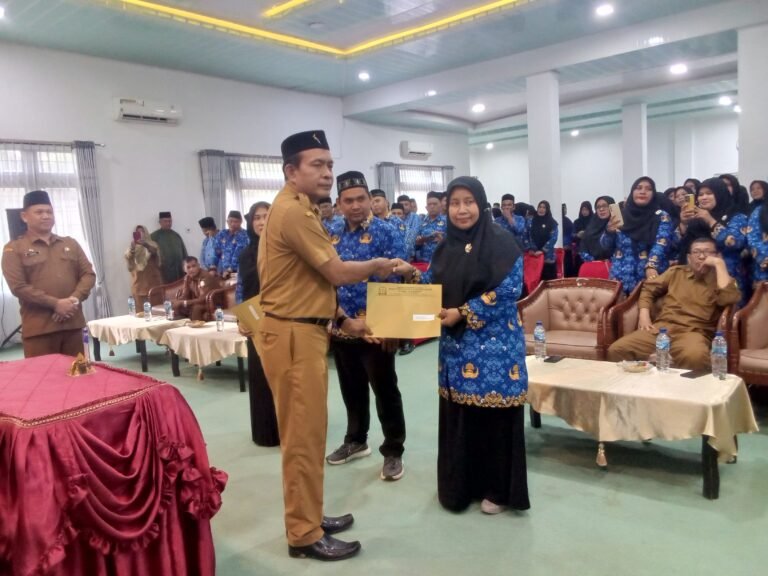 PLT Kepala Dinas Pendidikan dan Kebudayaan Aceh Timur melantik 161 guru dalam jabatan fungsional