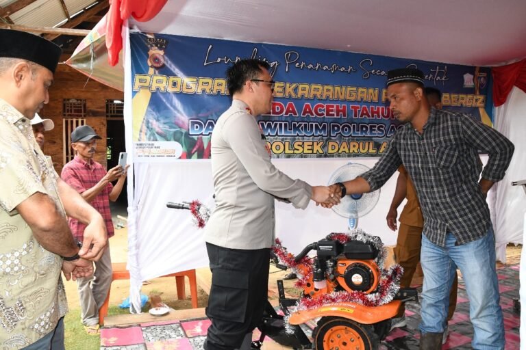 Dukung Ketahanan Pangan, Kapolres Aceh Timur Serahkan Bantuan Alat Pertanian kepada Kelompok Tani Darul Aman