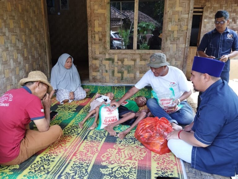 PWI Banten dan Relawan Anak Kampung Berikan Santunan Kepada Penderita Hidrosefalus