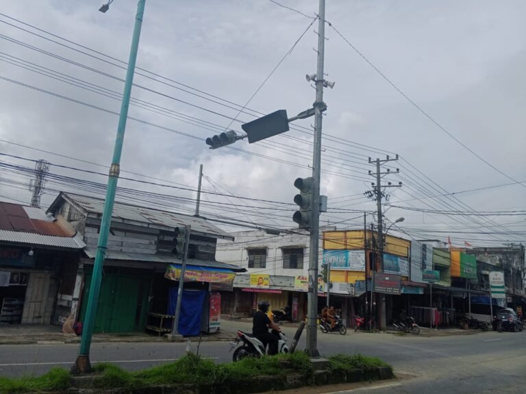 Hampir Sepekan Lampu Lalu Lintas Simpang Empat Rusak, Pengendara Resah.