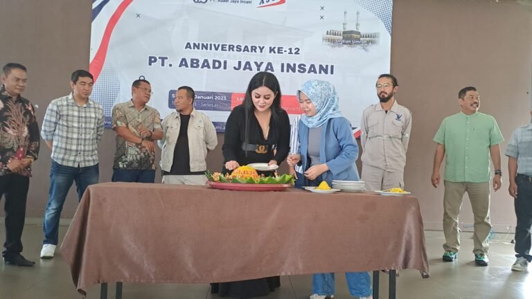Peringati Hari Jadi ke-12, PT AJI Berikan Hadiah Umrah untuk Dua Karyawannya