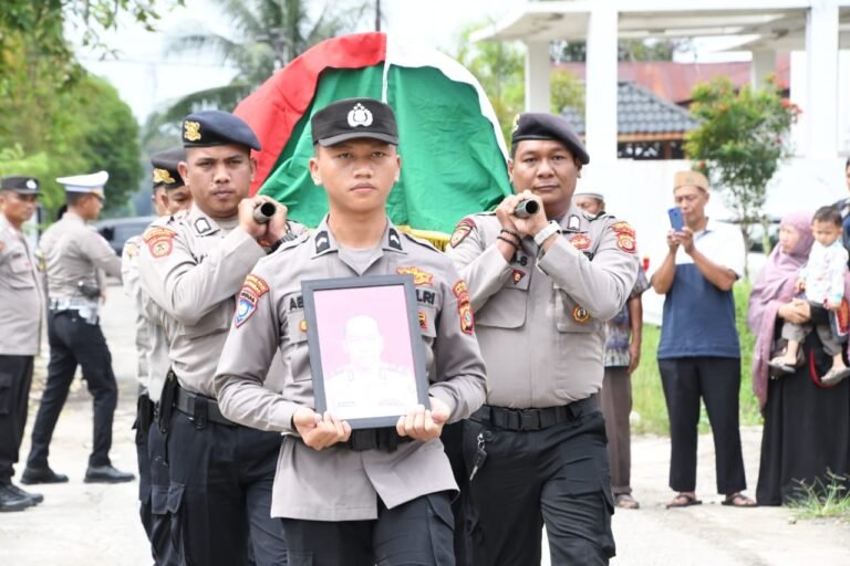 Beri Penghormatan Terakhir, Wakapolres Aceh Timur Pimpinan Upacara Pemakaman KA SPKT
