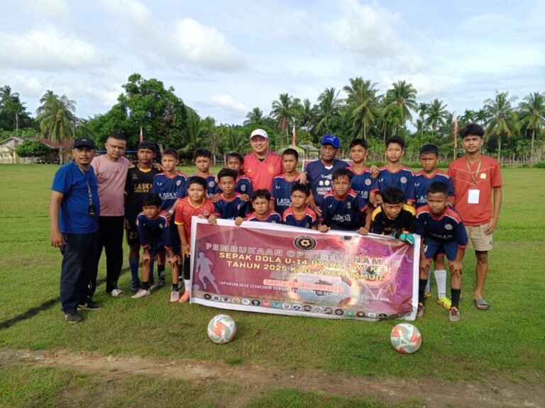 Wakapolres Aceh Timur Lakukan Tendangan Pertama pada Open Turnamen Sepak Bola Usia 14 Piala JWI Aceh Timur