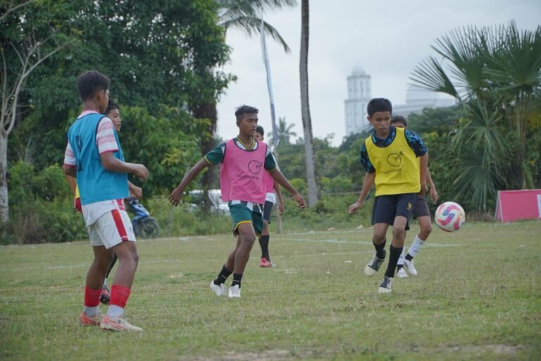 25 TALENTA MUDA ACEH TIMUR DILATIH SEPAKBOLA OLEH PELATIH NASIONAL