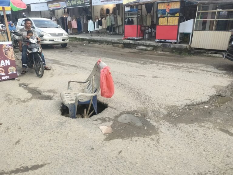 Jalan Rusak Kota Idi Rayeuk  Sangat Menganggu Aktivitas Pengguna Jalan