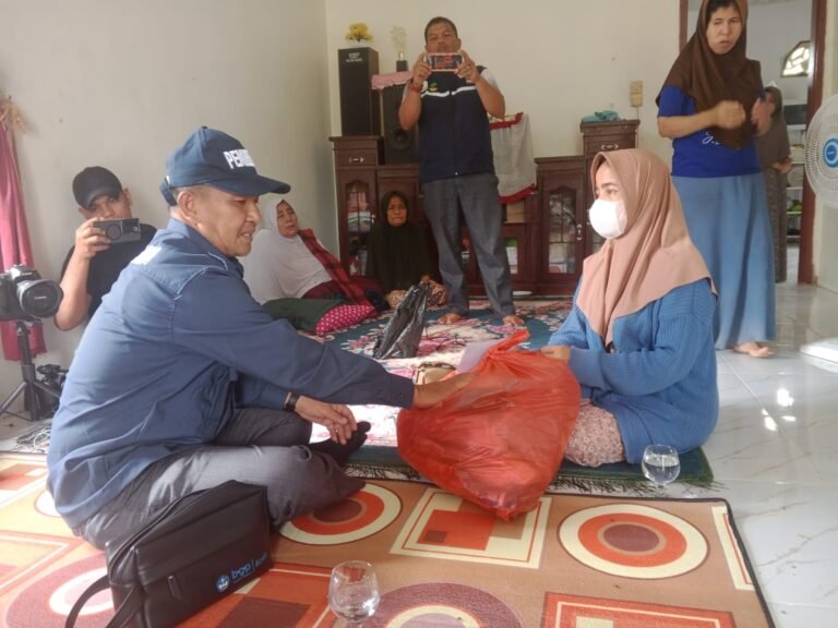 PLT Dinas Sosial Aceh Timur Kunjungi Keluarga Korban Penembakan Di Peureulak