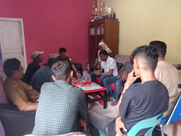 Diduga Mantan (Geuchik) Tidak Tranparan Terkait DD, Masyarakat Kuala Idi Cut Datangin Kantor Camat