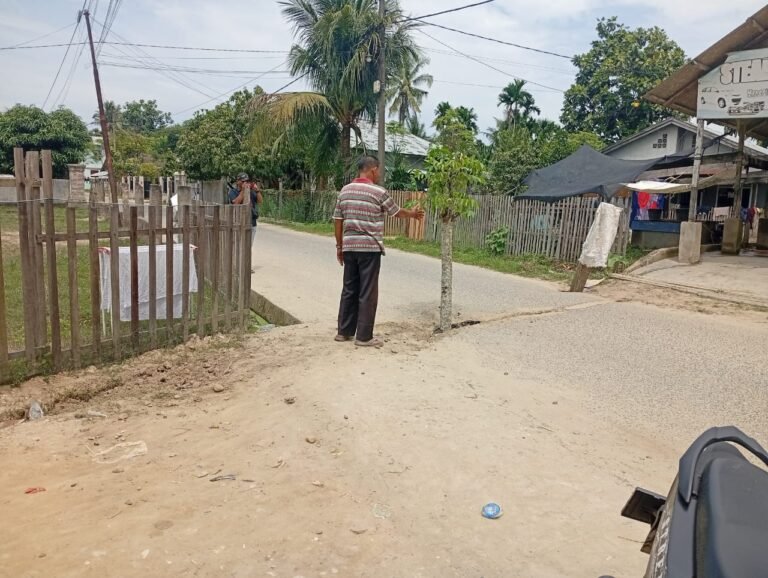 Warga Desa Gampong Tanjung Idi Rayeuk Tanam Pohon di Bekas Galian PDAM, Kondisi Lokasi Pekerjaan Bikin Geram