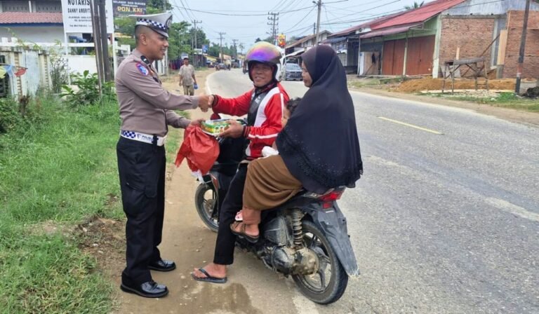Operasi Keselamatan Seulawah 2025, Satlantas Polres Aceh Timur Membagikan Nasi Kotak Kepada Masyarakat Membutuhkan