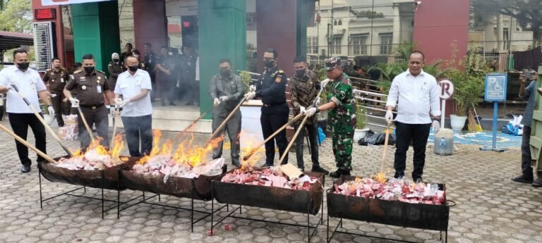 Kejari Aceh Timur Musnahkan 1 juta Batang Rokok Ilegal dan Barang Bukti Lainnya.