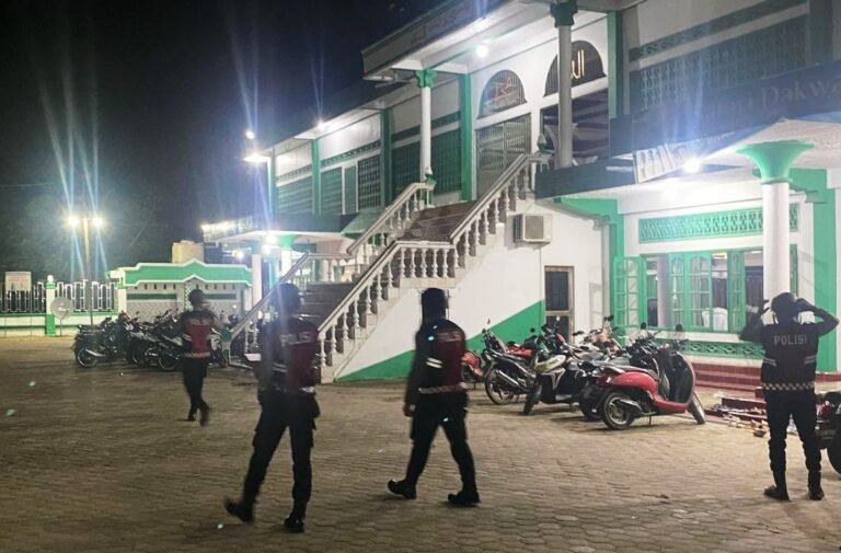 Berikan Rasa Aman dan Nyaman Saat Warga Sholat Tarawih, Personel Satsamapta Polres Aceh Timur Laksanakan Patroli ke Mesjid