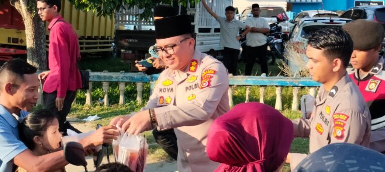 Polres Aceh Timur Bagi-Bagi Takjil Untuk Berbuka Puasa