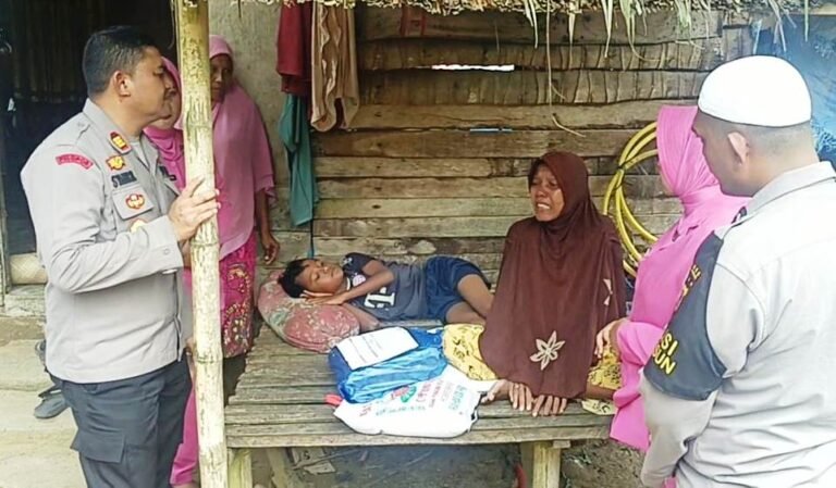 Raih Berkah Di Bulan Ramadhan, Kapolsek Dan Bhayangkari Idi Rayeuk Beri Bantuan Warga Kurang Mampu