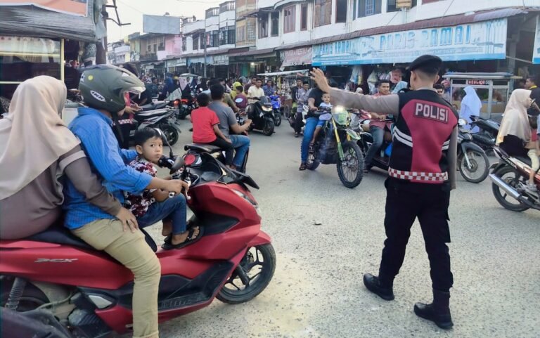 Intens Patroli, Anggota Samapta Polres Aceh Timur Hadir Berikan Rasa Aman Bagi Warga Yang Ngabuburit