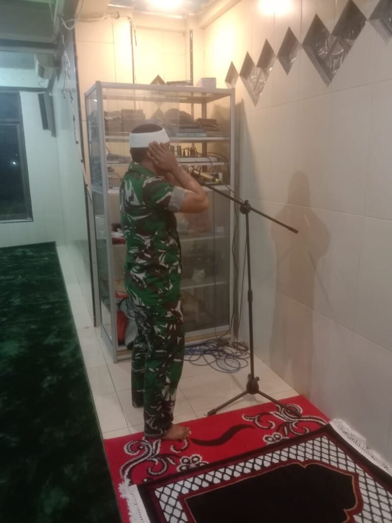 Babinsa Koramil 05/Idi Rayeuk Aktif Komsos dan Sholat Tarawih Berjamaah di Desa Kuta Blang