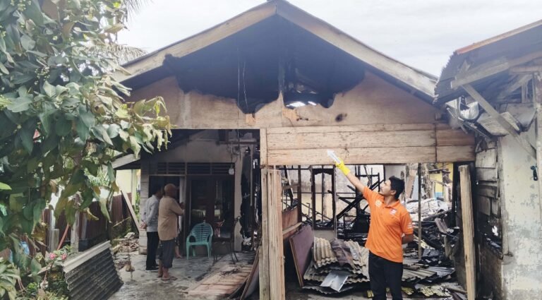 Satreskrim Polres Aceh Timur Olah TKP Kebakaran Yang Hanguskan 5 Rumah di Simpang Ulim