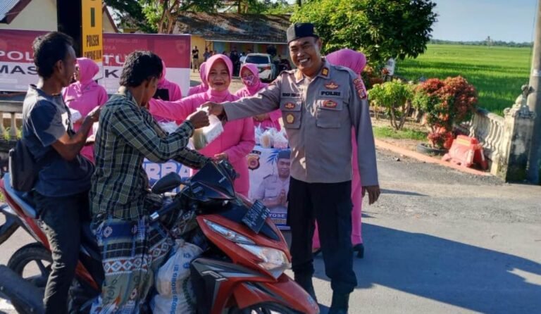 Polsek Simpang Ulim Dan Bhayangkari Berbagi Takjil, Warga Sambut Antusias