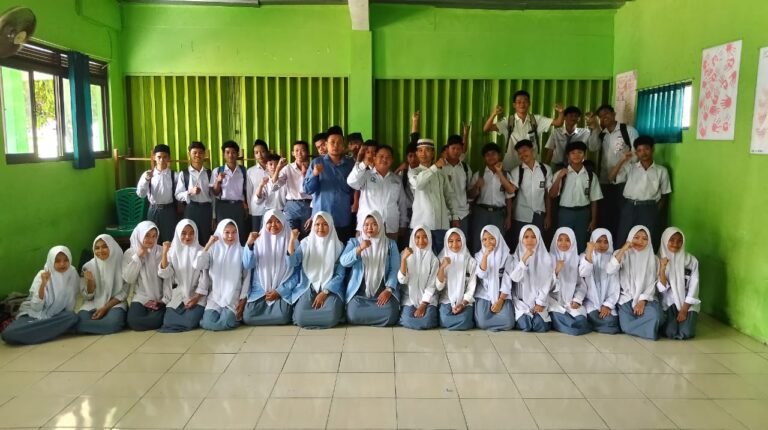 Pentingnya Literasi Digital di Era Teknologi: SMK Al Insan Kerotek Cilegon Gelar Pelatihan Keterampilan Media Sosial yang Bijak