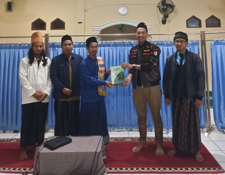 Banser Cilegon Bagikan Puluhan Kitab Kuning untuk Santri di Majlis Ilmu Al-Falah