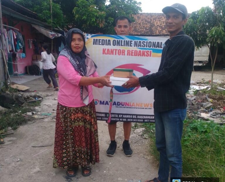 Media Online Matadunianews Berbagi Takjil, Jurnalis Turut Tebar Kebaikan di Bulan Ramadhan