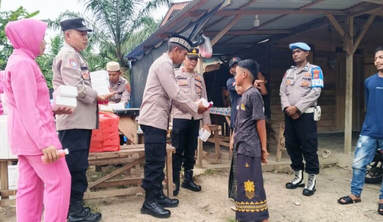 Raih Berkah Ramadhan, Polsek Serbajadi Dan Bhayangkari Berbagi Takjil, Warga Sambut Antusias