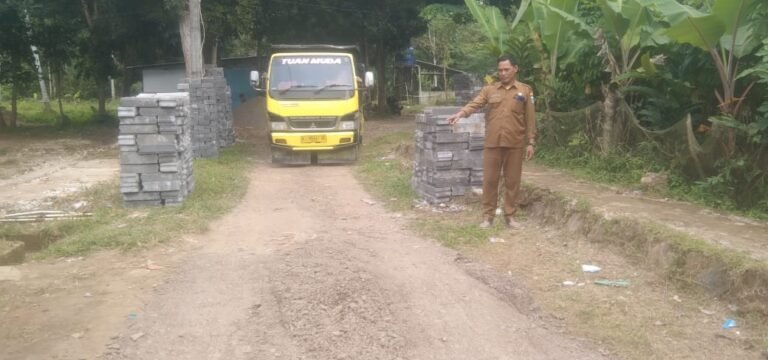 Dana Desa Turun, Kepala Desa Laksanakan Program Paving Blok Tahap I 