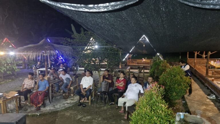 Nonton Bareng di Saung JJ: Inisiatif Lurah Kebonsari Pererat Hubungan Pemerintah, Media, dan Masyarakat