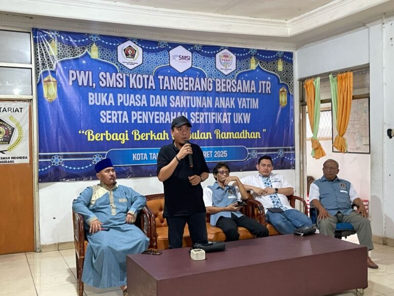 Ketua PWI Banten Rian Nopandra Serahkan Sertifikat UKW Anggota