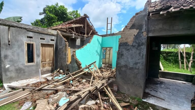 Rumah Ibu Aina yang roboh di Cilegon belum mendapat perbaikan dari pemerintah