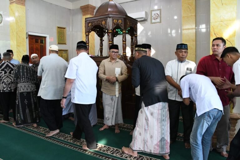 Kapolres Aceh Timur Sholat Id Bersama Masyarakat di Masjid Babuttaqwa