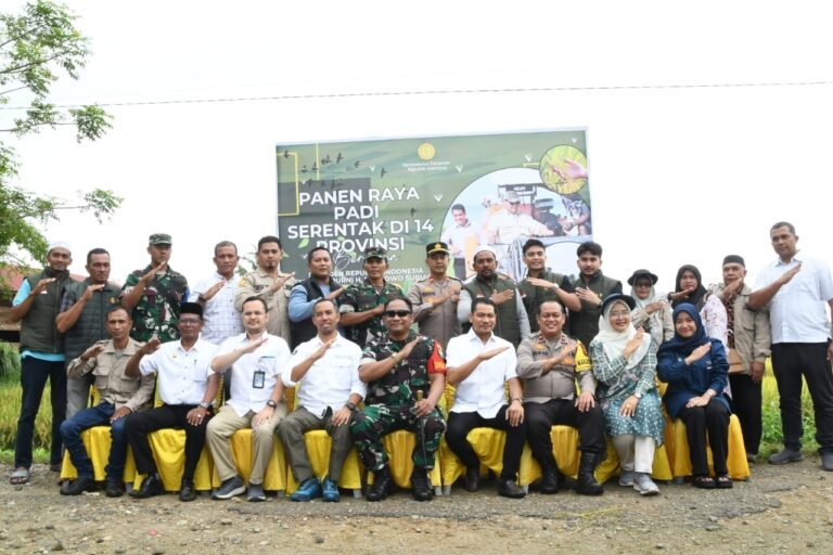 Wakapolres Aceh Timur Hadiri Panen Raya Padi di Madat